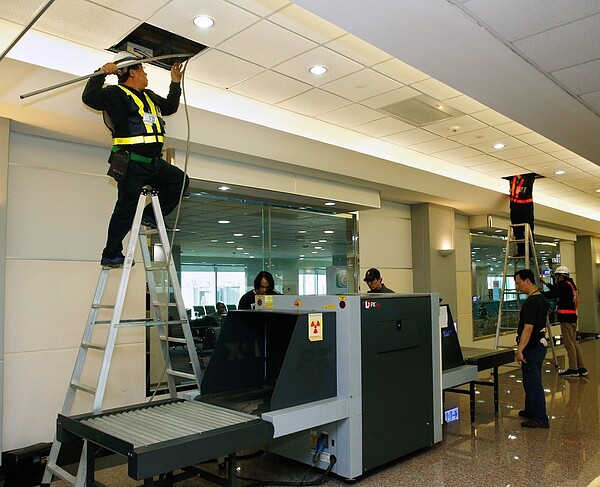 航警局調度庫存備用及調貨運站X光機，緊急裝設在機場空橋走廊上。 記者鄭超文／攝影