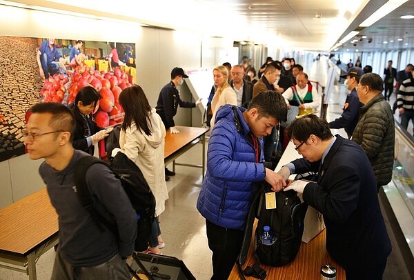 為防堵非洲豬瘟，台灣各國際機場全面檢查陸港澳入境旅客的手提行李。 記者鄭超文／攝影
