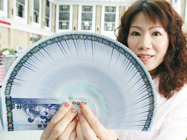 台灣銀行等八個金融機構1月28日起提供現鈔兌換服務。 本報系資料庫