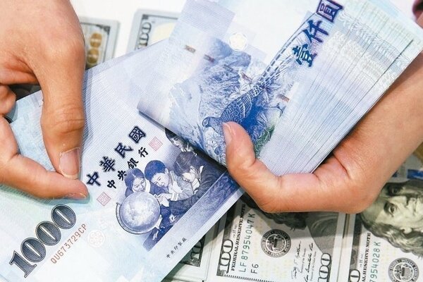 台灣銀行、中華郵政等八家金融機構會在過年前提供民眾兌換新鈔服務。 聯合報系資料照
