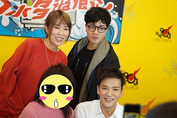 陳曉東(右下)接受鄭裕玲(下左)電台訪問,鄭裕玲近況曝光。圖/陳曉東提供