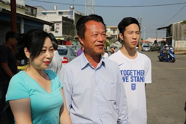 民進黨籍嘉義縣長候選人翁章梁,今早先偕同牽手劉莉英、兒子翁唯哲一起去投票。(呂妍庭翻攝)