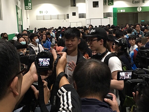 孫安佐逛動漫展,大批媒體包圍。記者陳慧貞/攝影