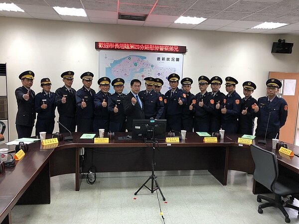 台南市長黃偉哲上午前往第4分局親自頒獎慰勞有功警員,感謝員警嚴肅執法,維護市民安全。記者邵心杰/攝影