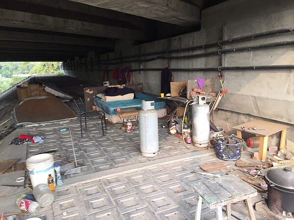 溫姓夫婦沒房子住又成為「社會邊緣人」,曾住在國道橋下6年。記者林保光/翻攝