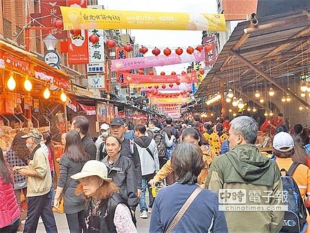 迪化街年貨大街昨熱鬧開跑,吸引大批民眾前往選購。(吳堂靖攝)