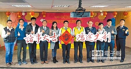 台南市長黃偉哲（右六）率交通、警政、民政等單位宣導春節交通疏導，希望民眾能夠輕鬆享受春節假期。（洪榮志攝） 