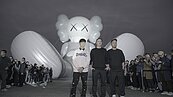 林俊傑力挺KAWS開幕　巨型裝置展至27日