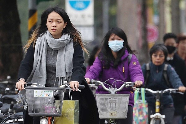 氣象局指出，明天將有強烈大陸冷氣團來襲，為今年入冬以來最強烈的冷空氣。圖／本報資料照片
