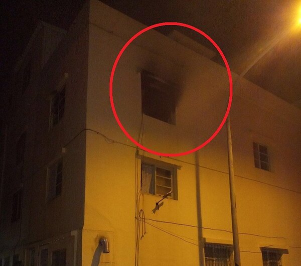 澎湖縣馬公市19日晚間發生民宅起火,屋內兩童被路過高職生、鄰居救出,送醫治療無大礙。記者劉星君/翻攝