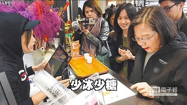 蔡英文總統臉書近來言論尺度大開,而打造總統臉書新風貌,幕後推手是7年級生的林鶴明與兩位8年級女生翊婷(右二)與思吟(右三)。(摘自蔡英文臉書)