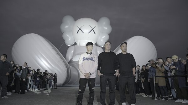 （左起）林俊傑和藝術家KAWS、策展人SK Lam共同揭開《KAWS：HOLIDAY》巨型藝術裝置。記者楊詩涵／攝影 