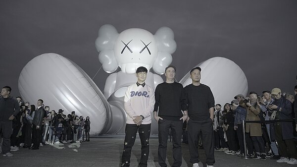 (左起)林俊傑和藝術家KAWS、策展人SK Lam共同揭開《KAWS:HOLIDAY》巨型藝術裝置。記者楊詩涵/攝影