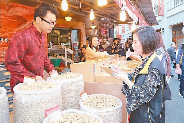 台北市政府組成跨局處聯合輔導小組稽查。 記者魏莨伊/攝影