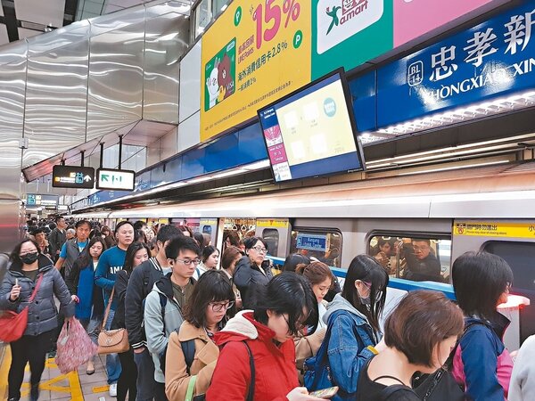 台北捷運板南線不到3個月內發生3起列車異常緊急停駛，每次都在上下班尖峰時段，讓沿線各站月台擠滿人。 記者翁浩然／攝影