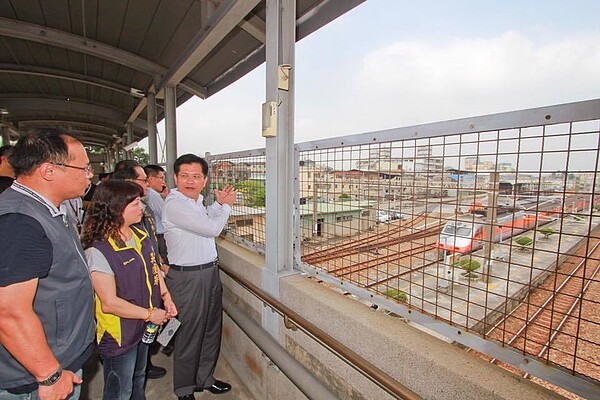 大台中山手線計畫遭國發會要求補件，學者建議，不必拘泥於山手線的大帽子，海線雙軌化應優先推動，提高海線、山線鐵路運能。圖為交通部長林佳龍在台中市長任內，視察鐵道工程。圖／取自林佳龍臉書
