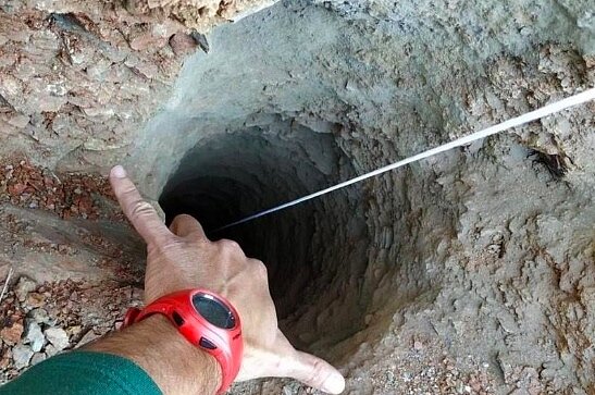 西班牙一名兩歲小男孩羅賽羅日前與父母參加家庭聚會時，意外墜落一口深井內，至今受困六天。截自推特