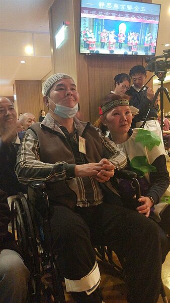 原本從事貨車司機的高建民(左)4年前騎乘機車時不慎發生重大車禍,導致其右半邊癱瘓、臥床外,智力也如同小朋友一樣,為了照顧他,他的妹妹高麗芳(右)只能放下部分工作照顧他,她坦言「一度想放棄」,但慈濟基金會的志工就像曙光一樣讓她看到希望。記者林良齊/攝影