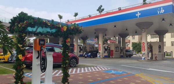 中油在台南建置全台第一座智慧綠能加油站，左前方即為機車充電椿。 記者修瑞瑩／攝影