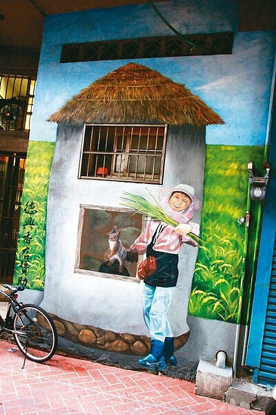 市場旁的德興香店第三代老闆林達鴻自掏腰包彩繪。 記者郭政芬/攝影