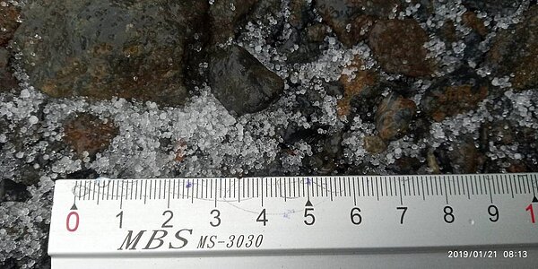 玉山今天上午8時2分下起雪粒。圖/中央氣象局提供