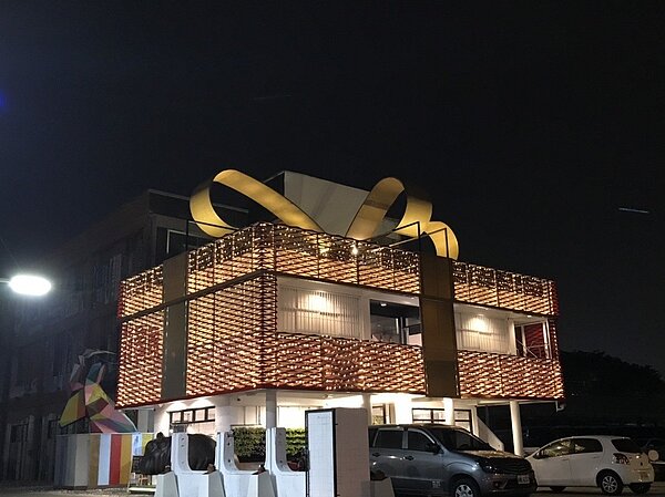 活化原公車處場站，高雄市交通局將建軍站修理工廠2層樓老舊建物辦理出租，並由鋼雕藝術家陳奕彰打造為「禮物Marie’s Gift」複合式藝廊。圖／高市交通局提供
