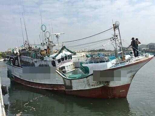 李男自稱搭同型漁船偷渡返台。 圖/翻攝爆料公社