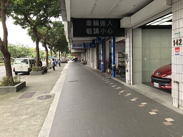 2018年公共建築無障礙生活環境考評,100公尺以上連續騎樓是最大重點。內政部提供