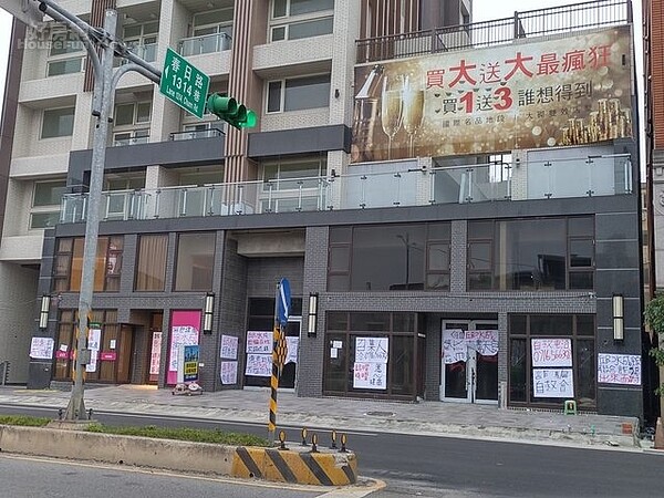 桃園春日路上建案被指控詐欺,現場貼滿抗議字條。(圖/取自imgur)