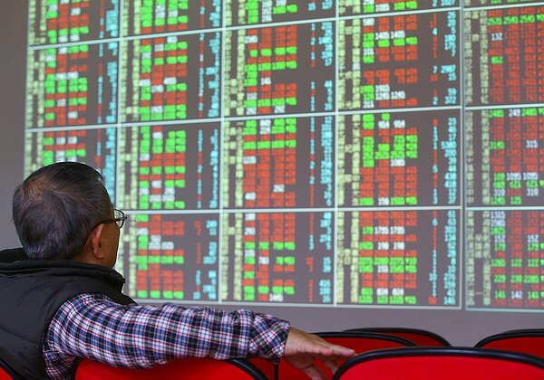 台股終場以9,889.4點作收,9,900點關卡得而復失。聯合報系資料照片/記者陳柏亨攝影