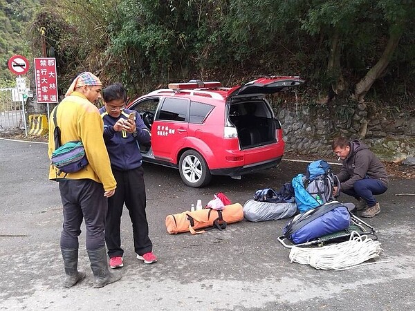 「比基尼登山客」吳姓女山友被發現時已死亡，目前待天候允許將以直升機將遺體吊掛下山。圖／南投縣消防局提供