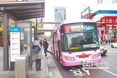 台北市PM2.5首度達成國家空氣品質標準,今年起至2022年,每年將增加100輛電動公車,持續改善空氣品質。(張立勳攝)
