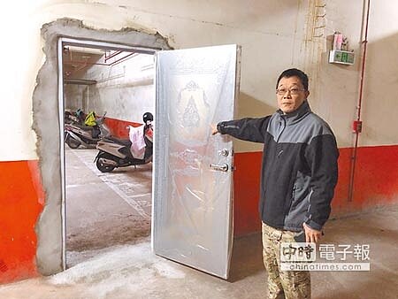 八德區陸光四村因6社區不互通,主委何金鳳月初在地下停車場鑿牆開洞做門,但未經住同意、也沒申請,住憂心影響結構,痛斥拿公共安全來做為民服務。(蔡依珍攝)