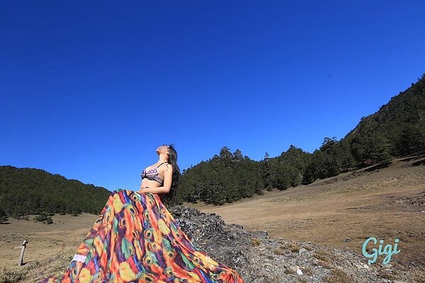 「比基尼登山客」吳姓女山友已墜谷身亡,針對其違法行為,南投消防局不開罰也不追償。圖/翻攝自臉書