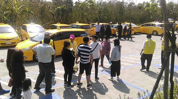 高雄市計程車今年春節運價自2月1日零時到10日午夜加收50元;不過共乘計程車不打烊、不加價。記者蔡孟妤/攝影