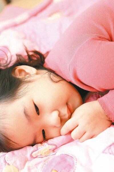 醫生建議，1歲前的嬰兒，都不應該趴著睡。圖／聯合報系資料照片 