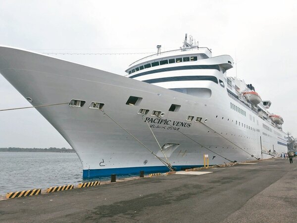 日籍客輪「太平洋維納斯號」昨晨抵達安平港，晚間再度啟程轉往菲律賓。 圖／台南市政府經發局提供