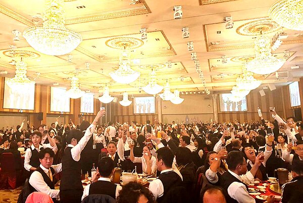 永慶加盟三品牌嘉南區尾牙席開百桌,慶祝總銷成長20%。(圖/永慶房屋提供)