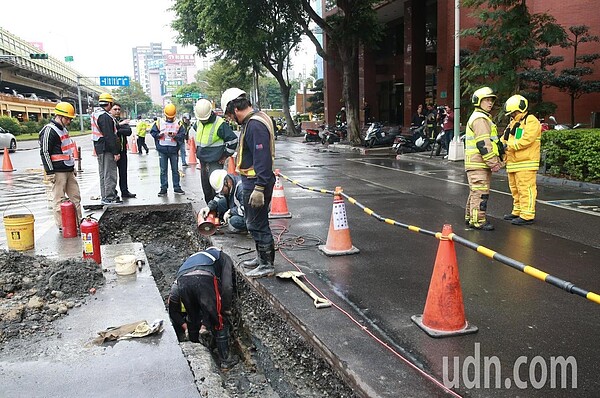 台北市建國北路二段錦卅街到民權東路間下午瓦斯公司疑似因施工造成瓦斯大量外洩，緊急修補，阻止持續外洩。記者黃義書/攝影