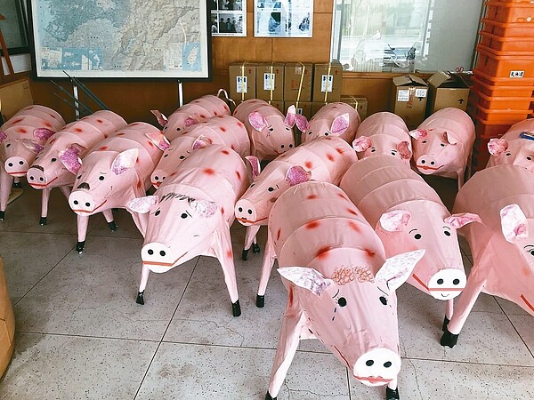 嘉義縣非洲豬瘟緊急變中心明天舉行演練,防疫人員發揮巧思,按染豬瘟病徵在豬道具塗上紅色色斑,還擬人化畫上淚珠。 記者魯永明/攝影