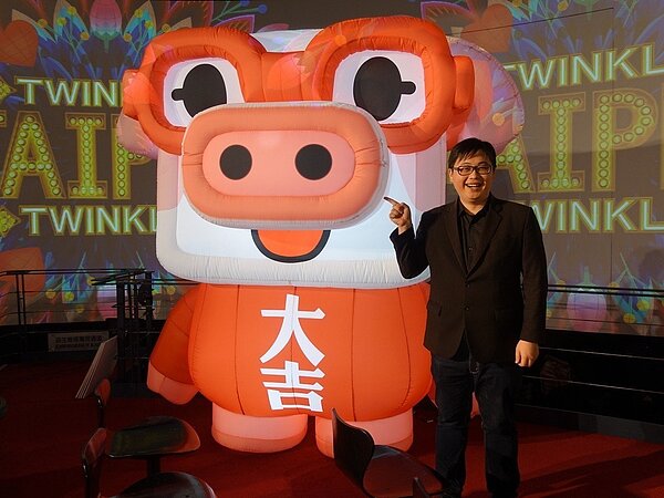 台北燈節的主角「豬寶」曝光，只見豬寶是一隻5歲的豬、摩羯座，採擬人化設計，外面渾圓可愛，還帶著粗光眼鏡，身上的衣服還寫的「大吉」兩個字。記者邱瓊玉／攝影
