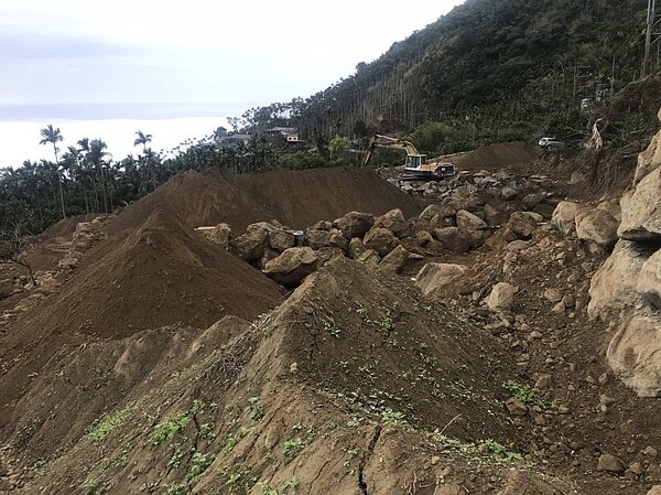 嘉義縣政府山坡地管理人員上午在梅山鄉山區,查獲山坡地濫墾案件,水保科疑國有地遭濫墾,面積2600平方公尺。記者魯永明/翻攝