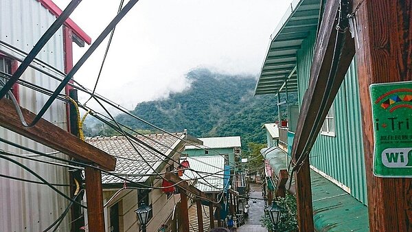 烏來區的天空「爬滿水管」而非電纜線,成為當地特有奇景。 記者陳珮琦/翻攝
