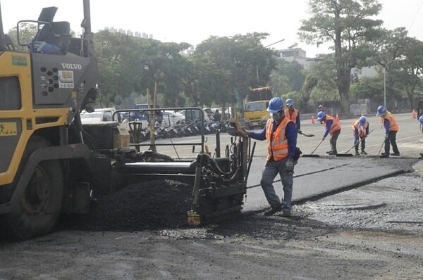 當地里長透露,高雄鳳山區中崙二路從民國84年之後就沒有重新刨鋪過,讓不少網友嘖嘖稱奇。圖/高雄市養工處提供