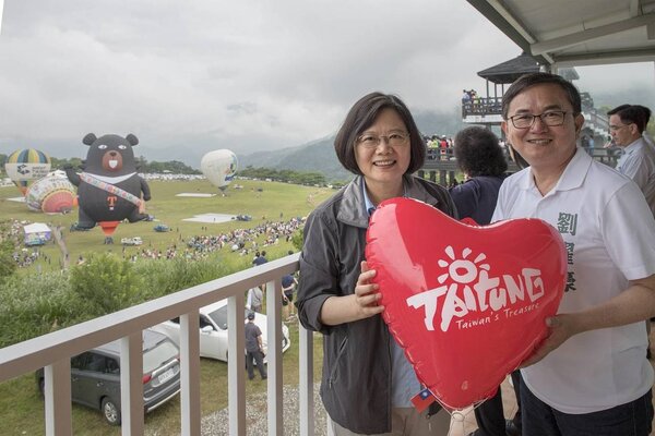 台東縣最重要的國際知名年度觀光盛事「台灣熱氣球嘉年華」，因今年經費恐短缺1200萬元，傳出舉辦天數恐將由原本45天縮短為38天，台東縣政府目前忙著設法籌足經費。聯合報資料照片
