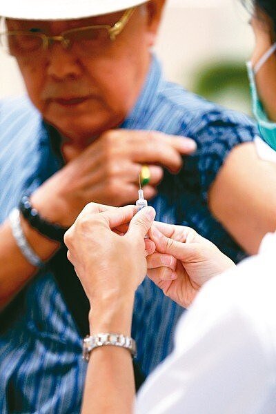 流感進入流行期,及早接種疫苗可提升保護力。 聯合時報資料照片