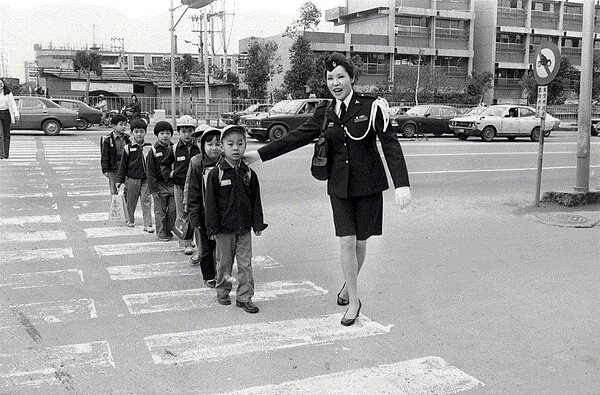 鄭惠中(鄭心儀)(右)曾擔任過義警職務。 圖/聯合報系資料照片
