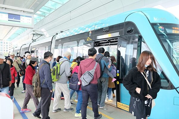 淡海輕軌2月1日正式收費,前3個月將將供票價全面折扣5元等優惠方案。記者張曼蘋/攝影