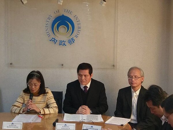 內政部法規委員會簡任視察厲媞媞(左)。記者徐偉真/攝影 