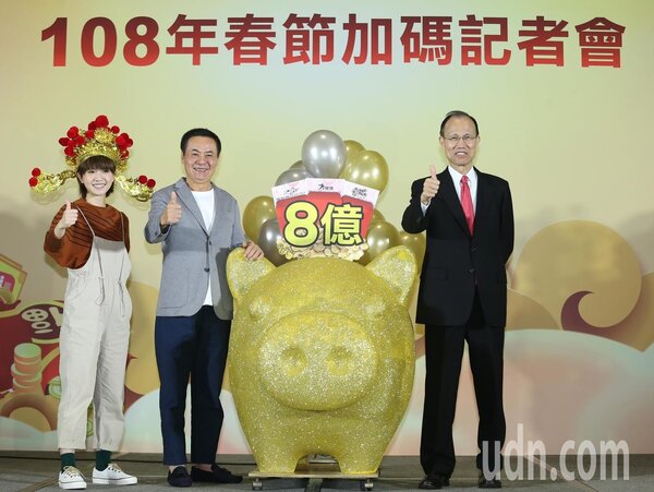 台彩董事長薛香川（右）宣布農曆春節將加碼8億，「國民阿爸」蔡振南（中）及藝人嚴正嵐（左）出席記者會。記者曾吉松／攝影 